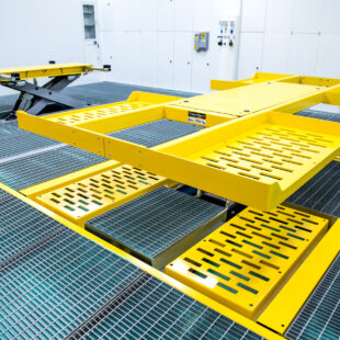 Pneumatic scissor lift and platform for spray booth. Blowtherm electro-hydraulic twin scissor lift. For maximum functionality and maxium safety.