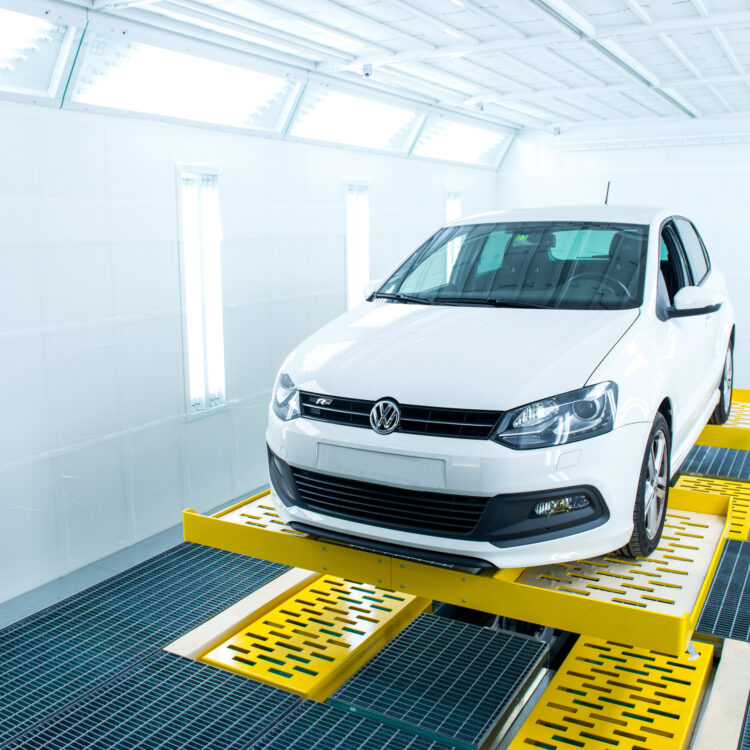 The lifting height of the Blowtherm scissor lift assures a comfortable and ergonomic working position