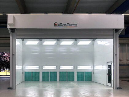 Extra large painting plant for metal carpentry with side access and rear exhaust extraction systems