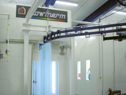 impianto di verniciatura industriale con convogliatore