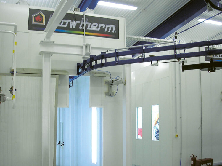 impianto di verniciatura industriale con convogliatore