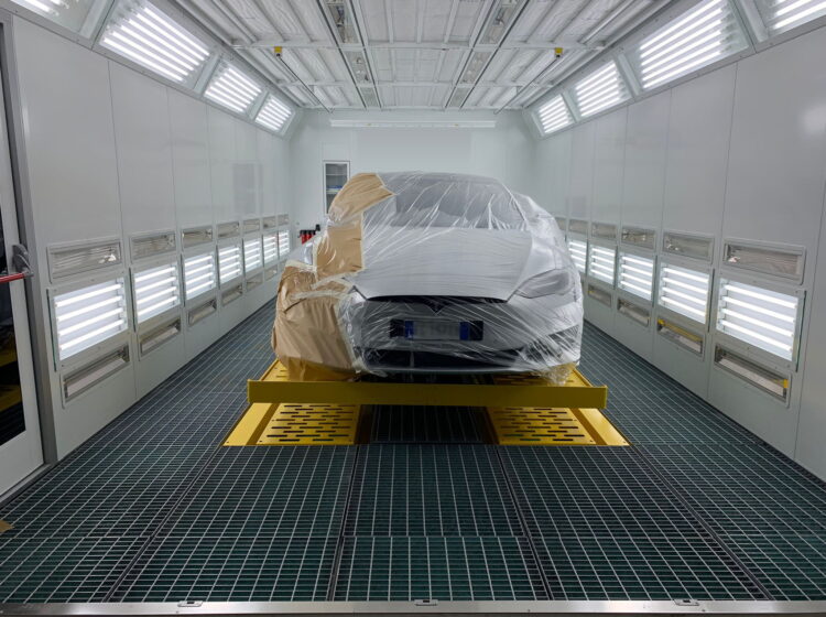 Cabina di verniciatura con parete a infrarossi Cabina di verniciatura con parete a infrarossi